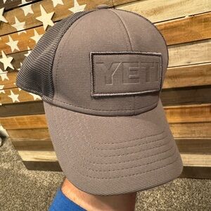 YETI Gray Men's trucker snap back
